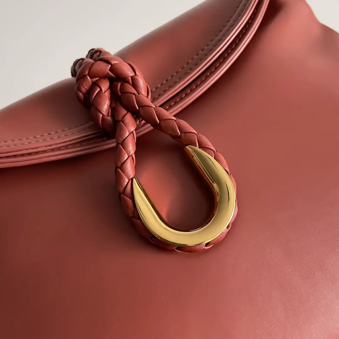 Batch 1520 Inspired by the 1970s, the Bottega Veneta women's logo shoulder bag has a smooth leather surface that brings a clean and handsome feel, just like the neatness and tenacity of a working woman. The front buckle has high-quality hardware pendant body, the overall retro elegance, and the excellent leather feels soft. This Bottega Veneta series can be described as beautiful, weakening the complexity of the outfit, not competing for it, and only using the best quality to interpret itself. Style number: 806030 (small size) Size: 27*16*6cm